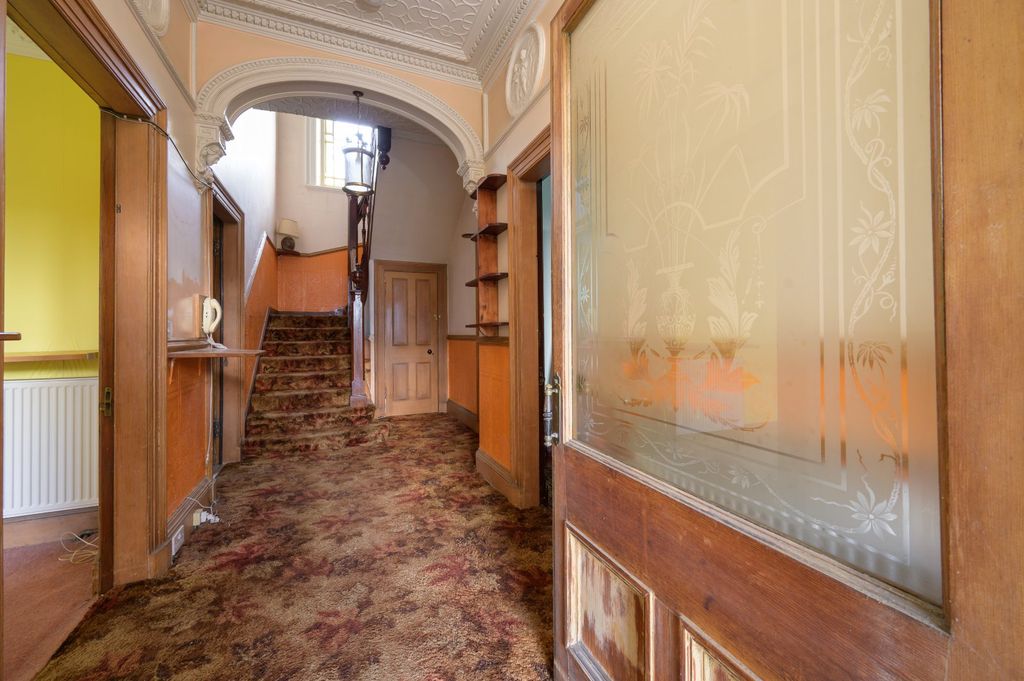 Property photo 2 of 18 Hallway