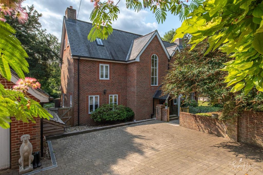 Property photo 1 of 52 Welcome To 3 Clatterford Road