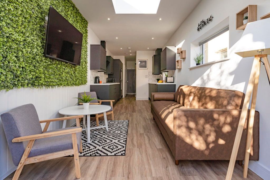 Property photo 2 of 9 Picture No. 13