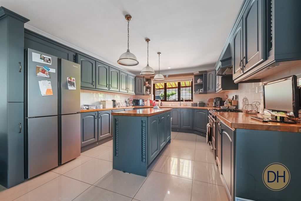 Property photo 3 of 22 North Weald