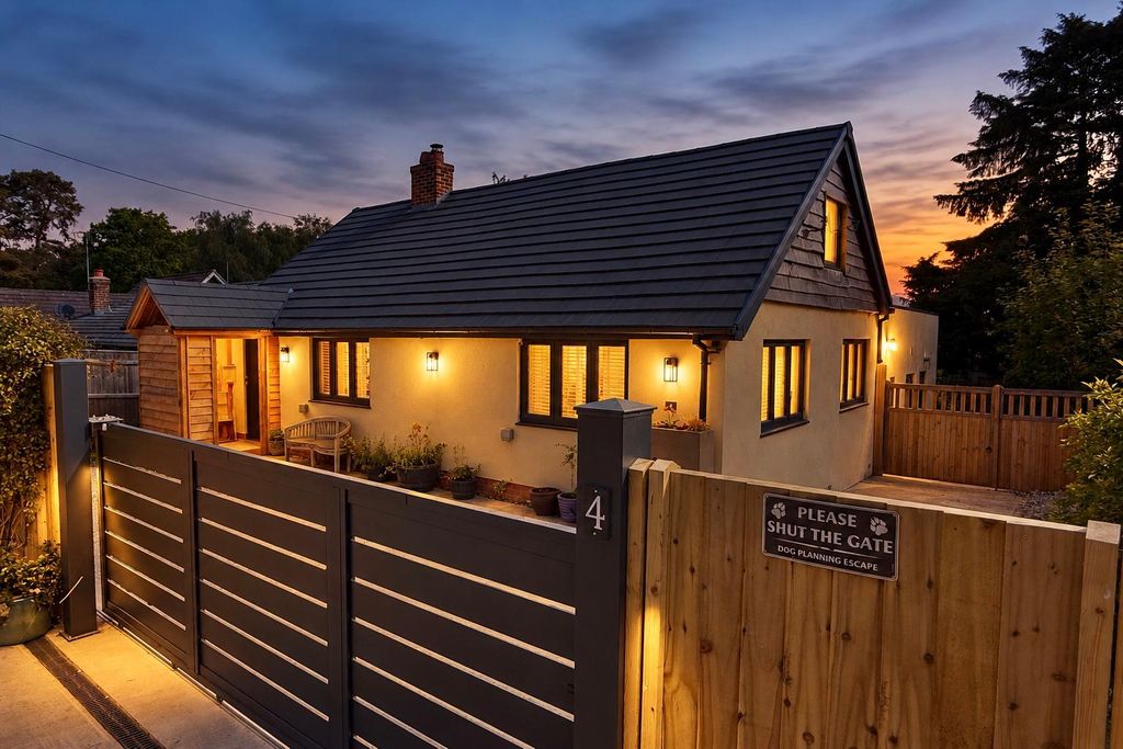 Property photo 1 of 33 4 Bed Chalet Home