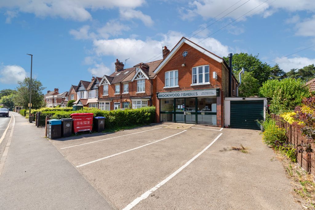 Property photo 2 of 30 152 Connaught Road, Brookwood, Woking Gu24 0Al