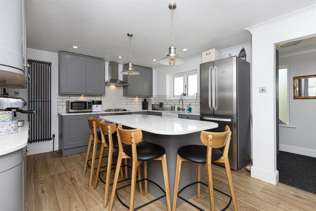 Property photo 2 of 46 Breakfast Kitchen