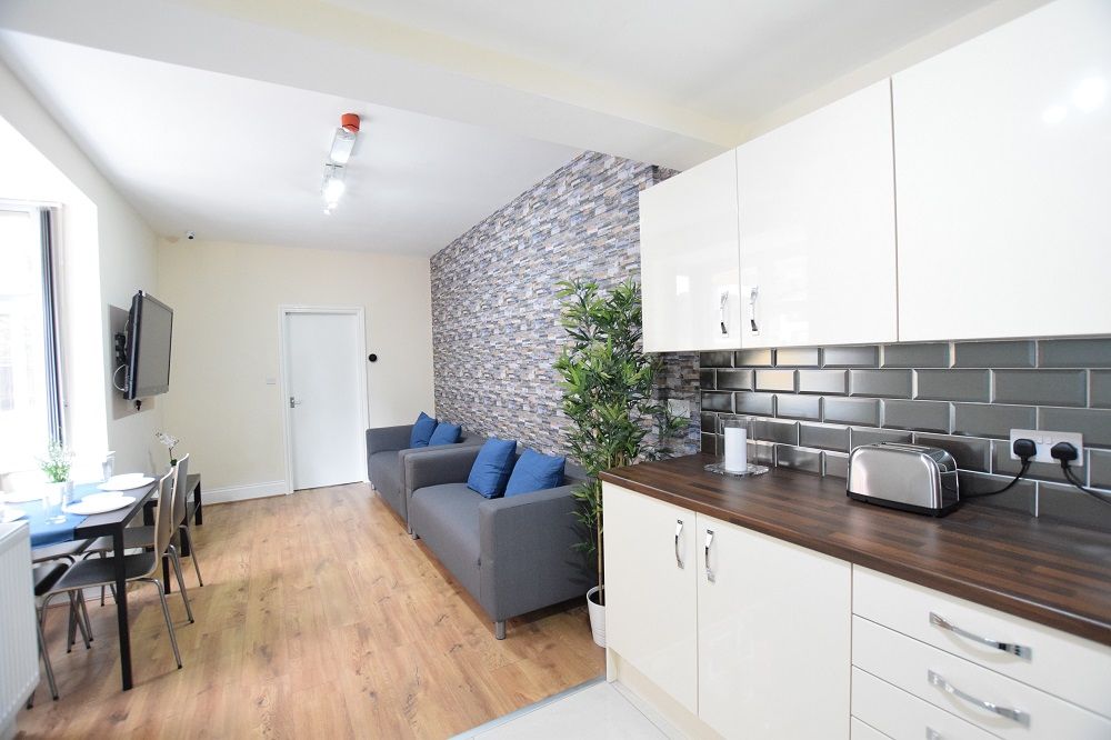 Property photo 3 of 8 Kitchen/Lounge