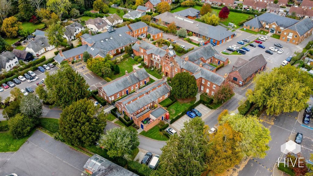 Property photo 2 of 21 Barton Hall, Fordingbridge