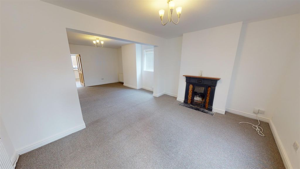 Property photo 2 of 16 Victoria Street Living Room