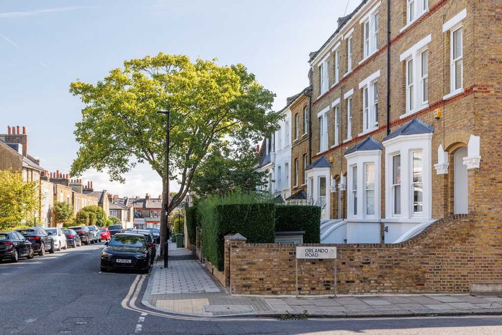 Property photo 2 of 27 309136 - Lillieshallroad-Sw4-Jsouteyrat-18650.Jpg