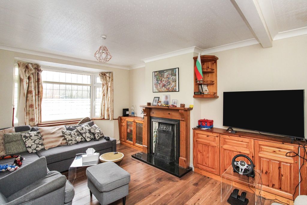 Property photo 3 of 13 Lounge