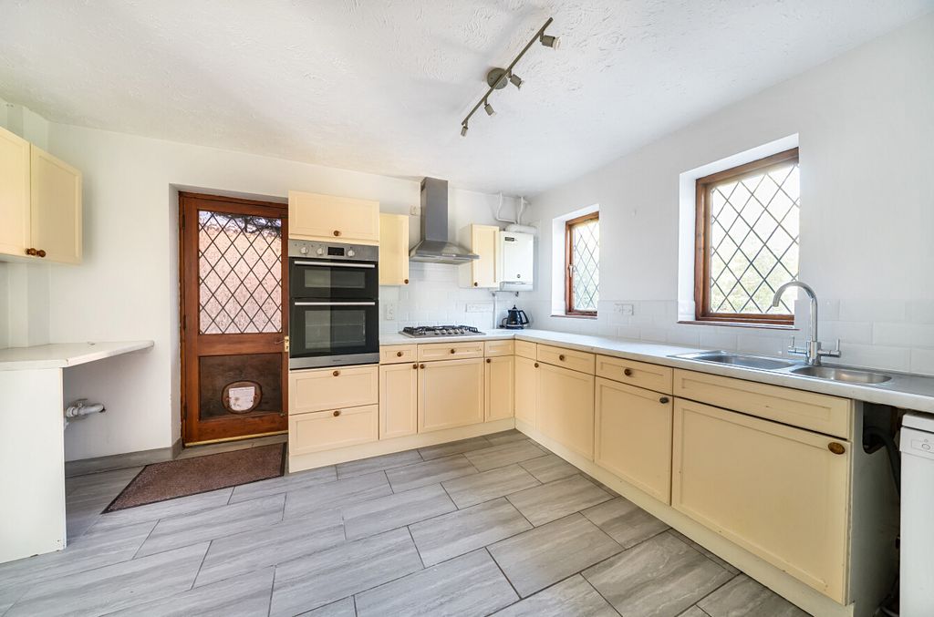 Property photo 3 of 12 1324378-13-686Ff0...