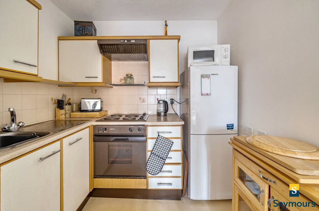 Property photo 3 of 10 Kitchen