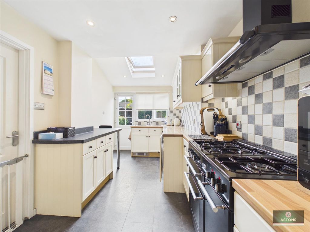 Property photo 3 of 14 Kitchen