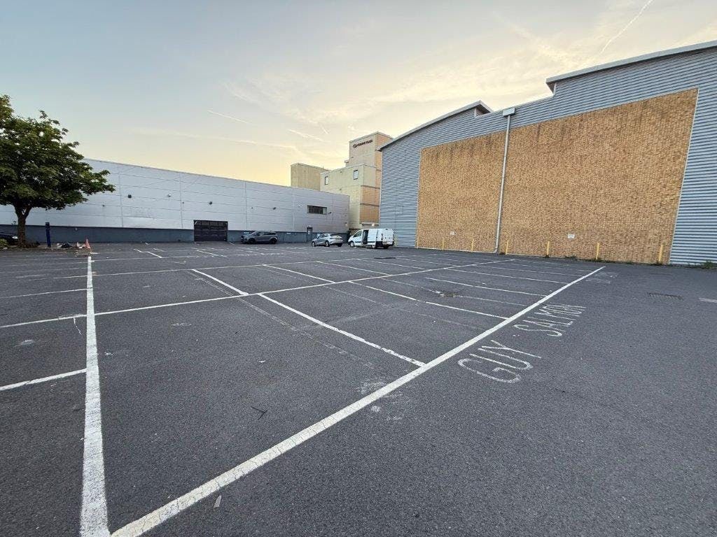 Property photo 3 of 4 8A Kingston House Large Car Park.Jpg