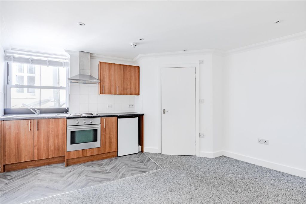 Property photo 2 of 5 Studio