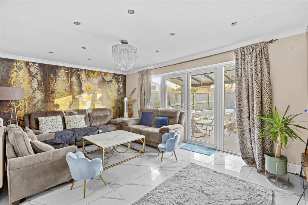 Property photo 3 of 12 Photos_High Res_5 Bowler Lea, Hp13 5Ud-7.Jpg