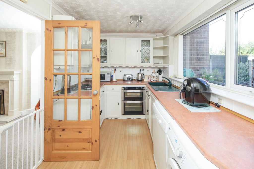 Property photo 3 of 19 Kitchen