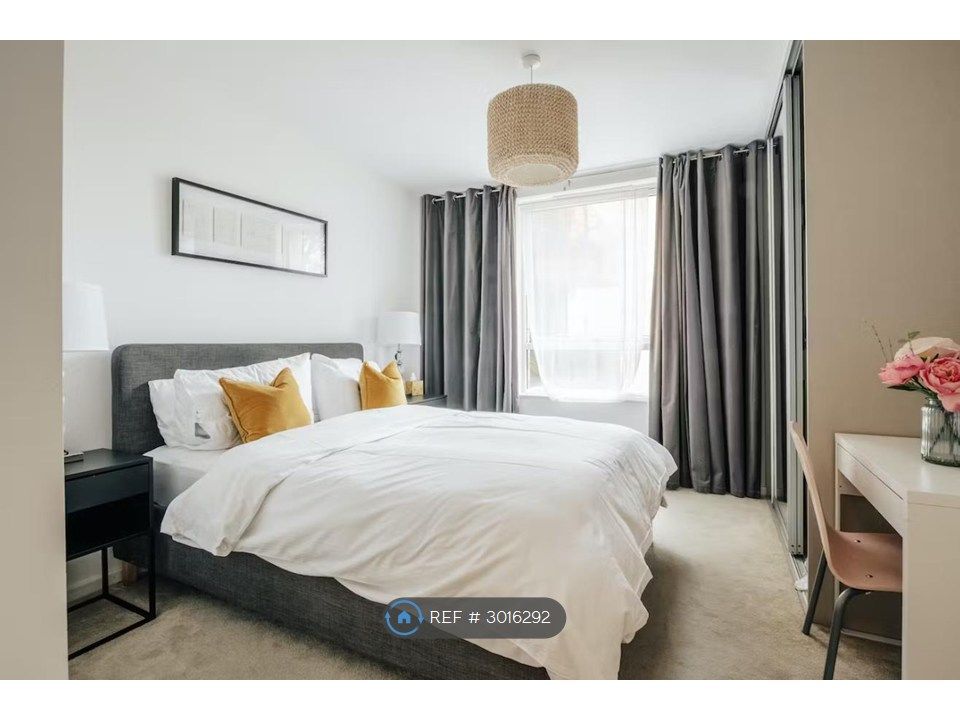Property photo 3 of 10 King Sized Bedroom