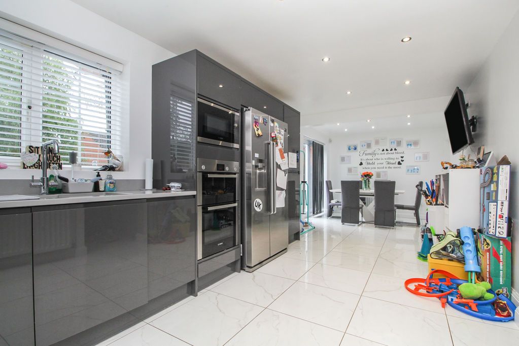 Property photo 3 of 15 Kitchen/Diner/Family Room