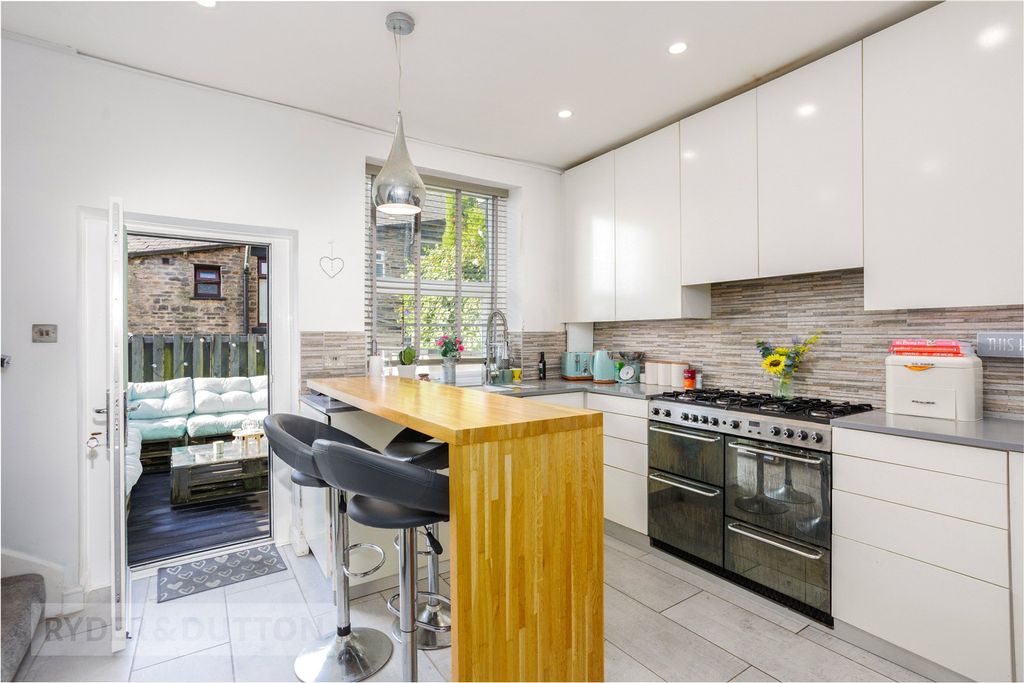 Property photo 2 of 17 Kitchen/Breakfast