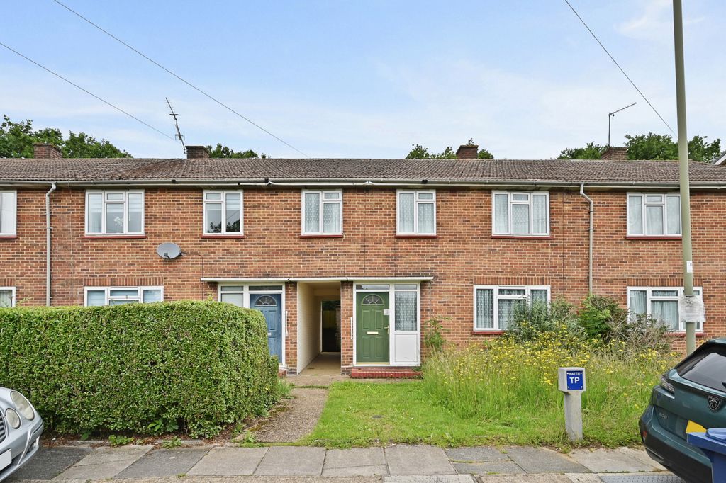 Property photo 1 of 12 4 Bed House For Sale Meadfield, Edgware Ha8