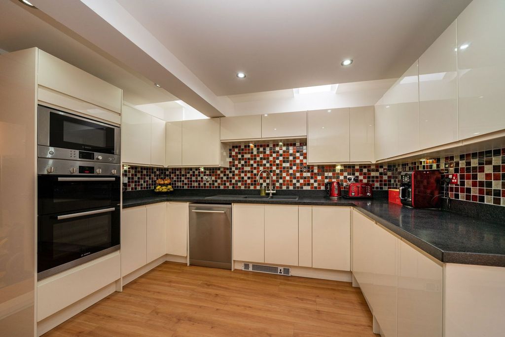 Property photo 2 of 23