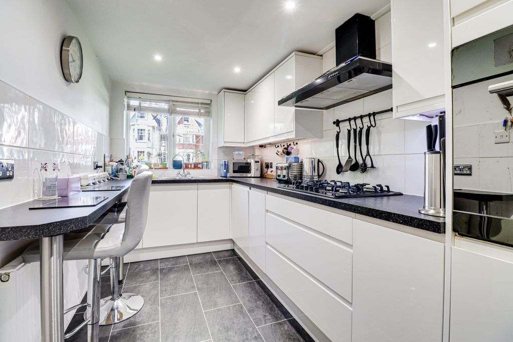 Property photo 3 of 9 Kitchen