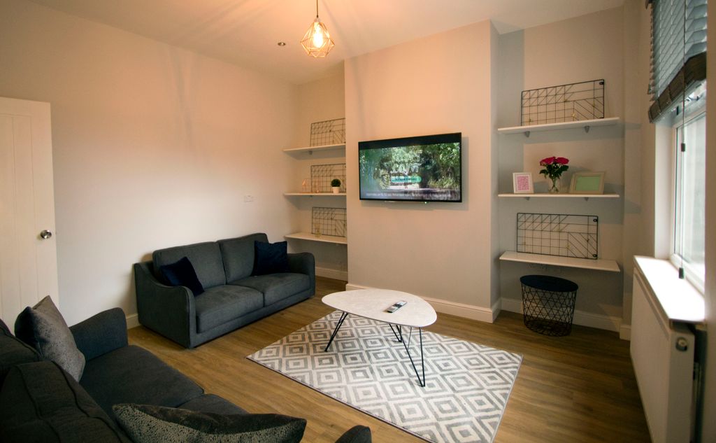 Property photo 1 of 8 Living Room