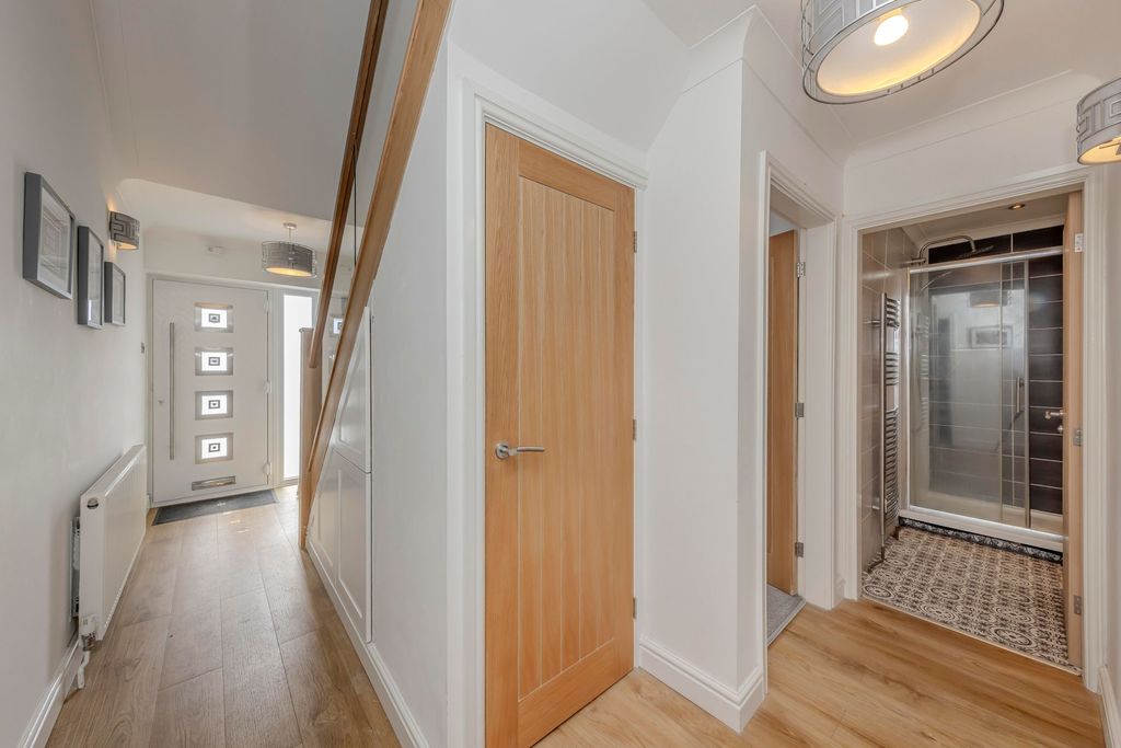 Property photo 2 of 34