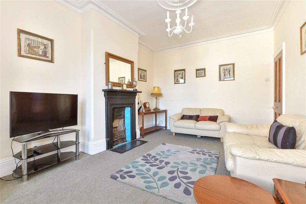 Property photo 3 of 8 Lounge