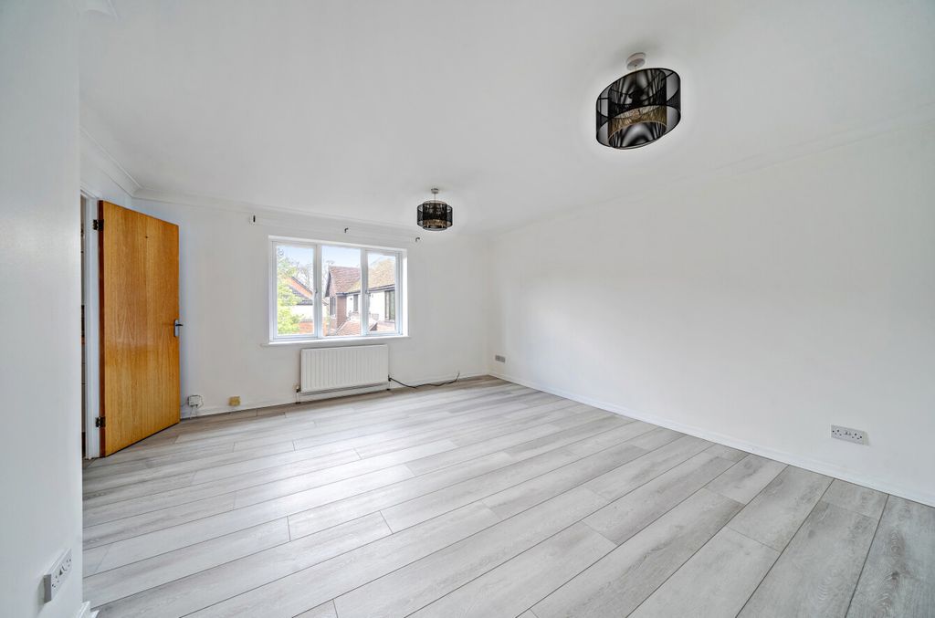 Property photo 2 of 14 1435744-7-69dcc54...