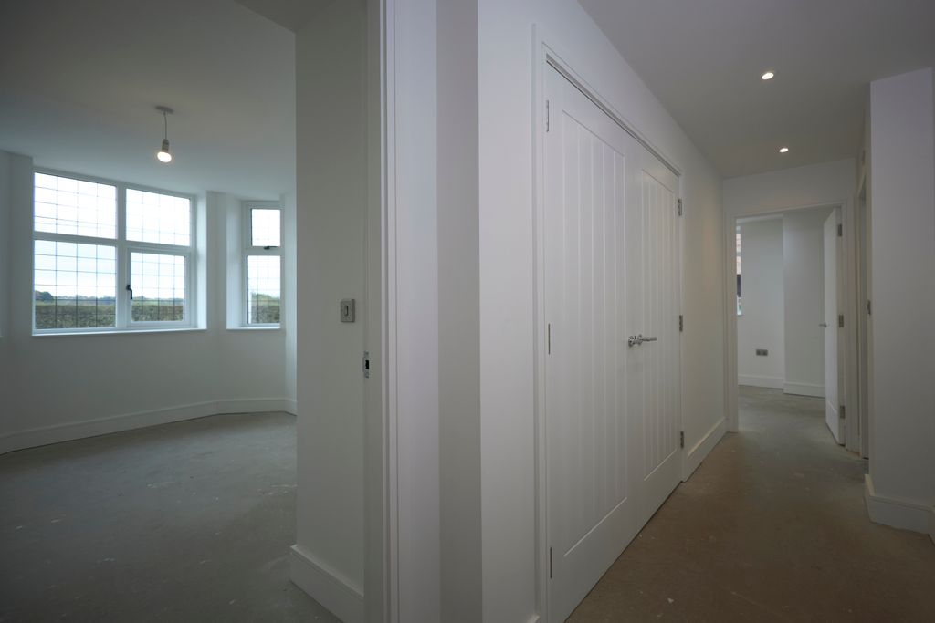 Property photo 3 of 7 Hallway