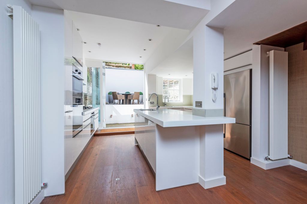 Property photo 3 of 10 42 Bramerton St Kit 1