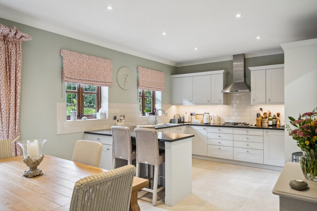 Property photo 2 of 26 Kitchen/Breakfast