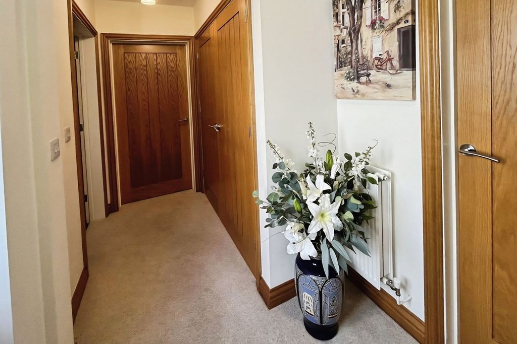 Property photo 2 of 11 Hallway