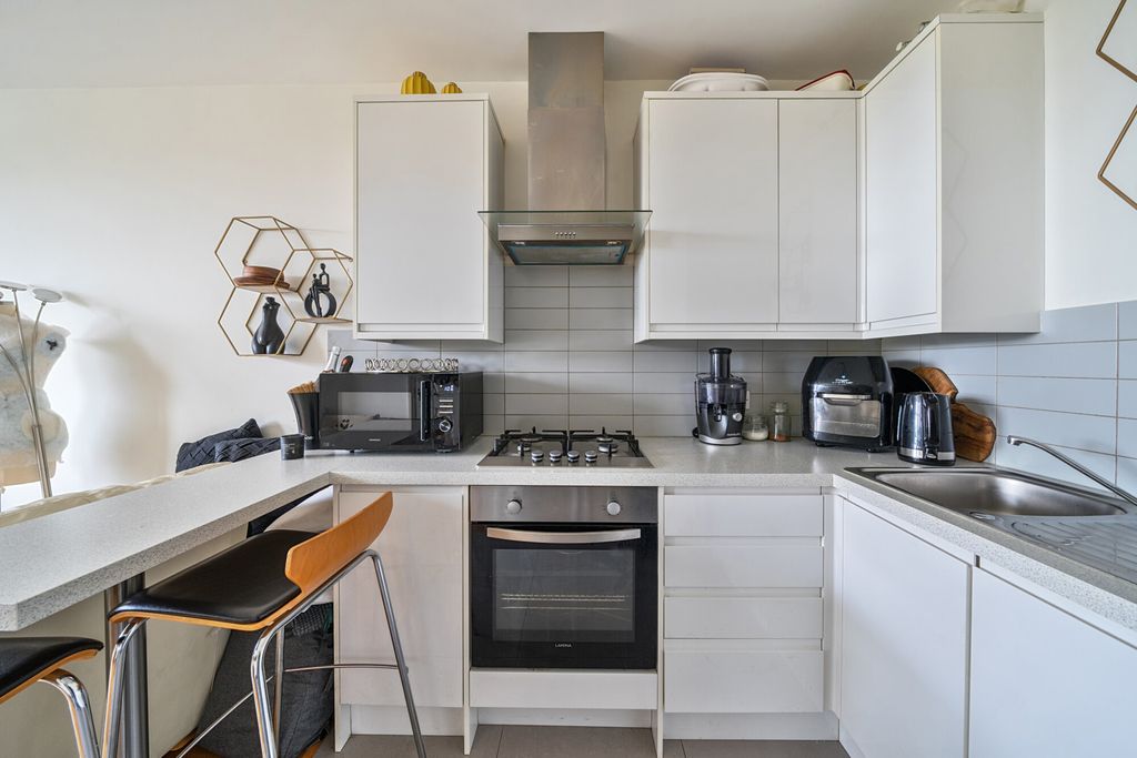 Property photo 3 of 9 Kitchen