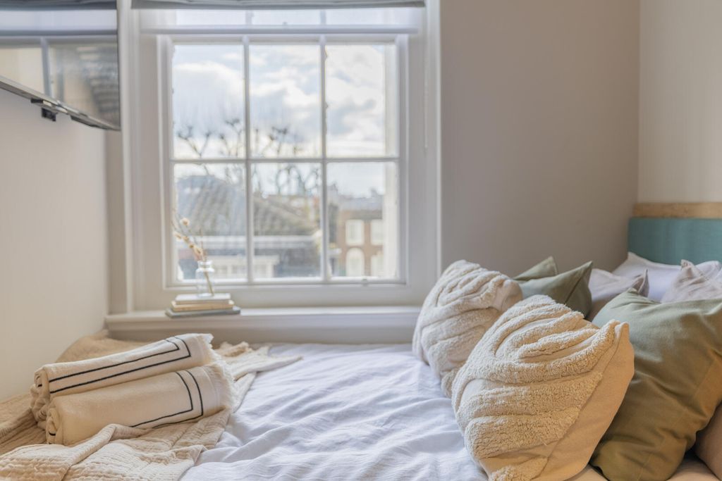 Property photo 2 of 4 Bedroom