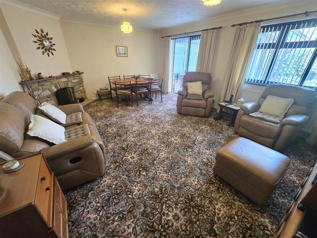 Property photo 2 of 11 Lounge