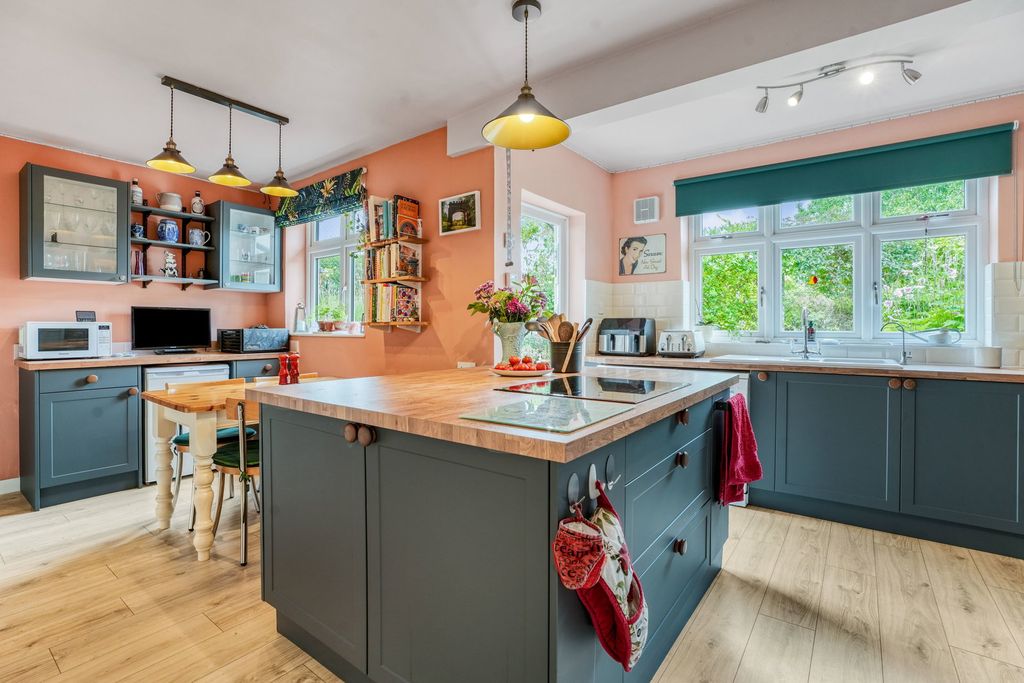 Property photo 3 of 33