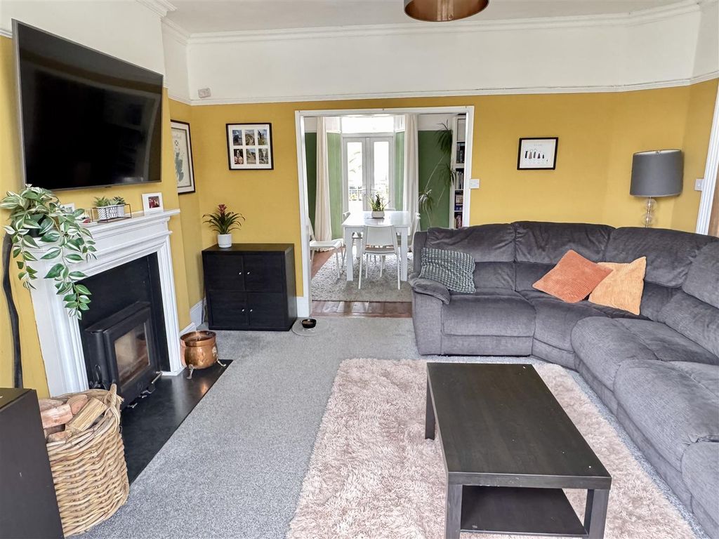 Property photo 2 of 29 Lounge: