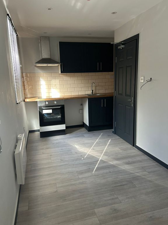 Additional image 8 of 6 bed shared accommodation to rentRaymond Crescent, Guildford GU2