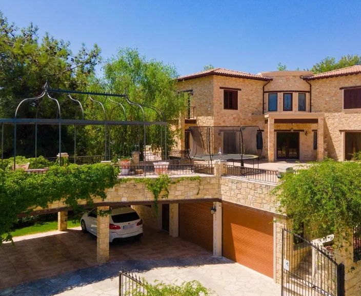 Property photo 2 of 12