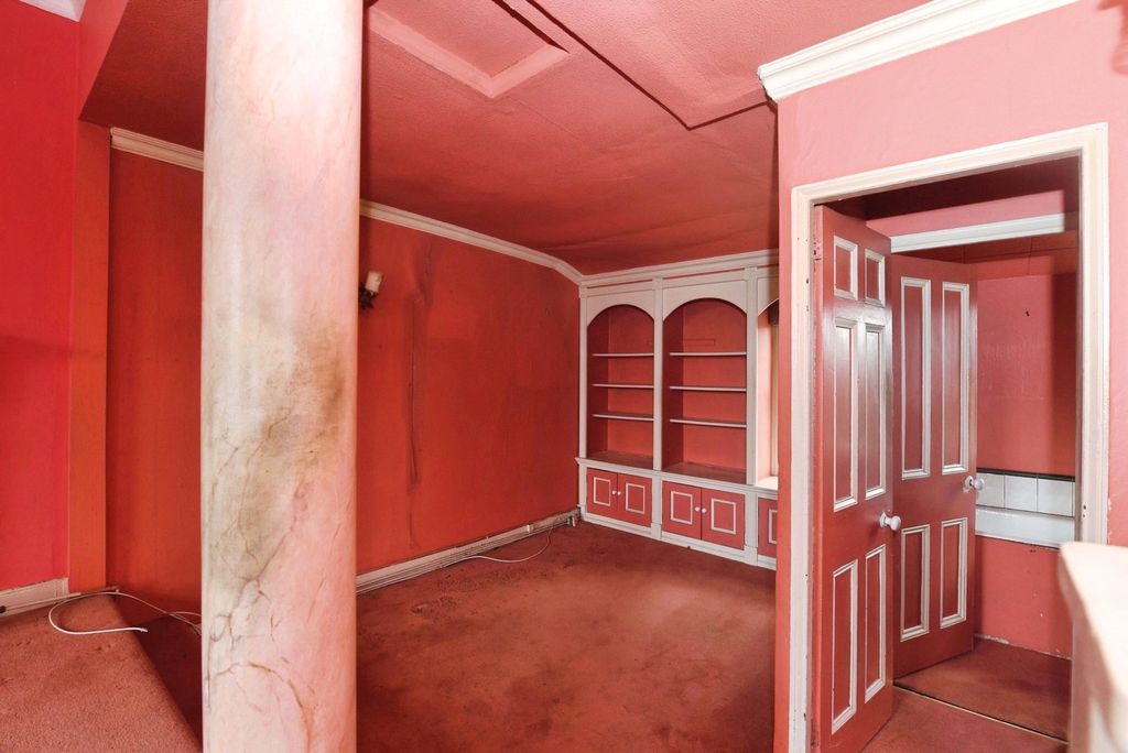 Property photo 3 of 16 Living Space