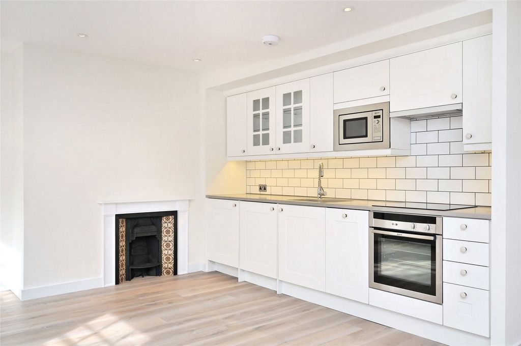 Property photo 3 of 8 Litchfield Street