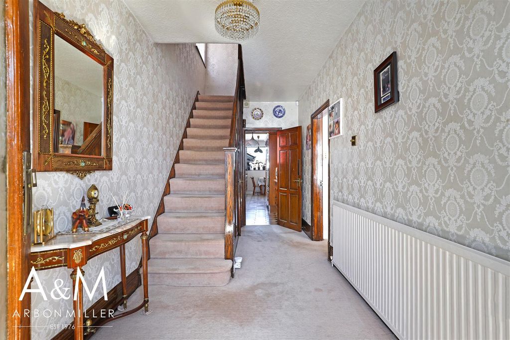 Property photo 3 of 30 Entrance Hall