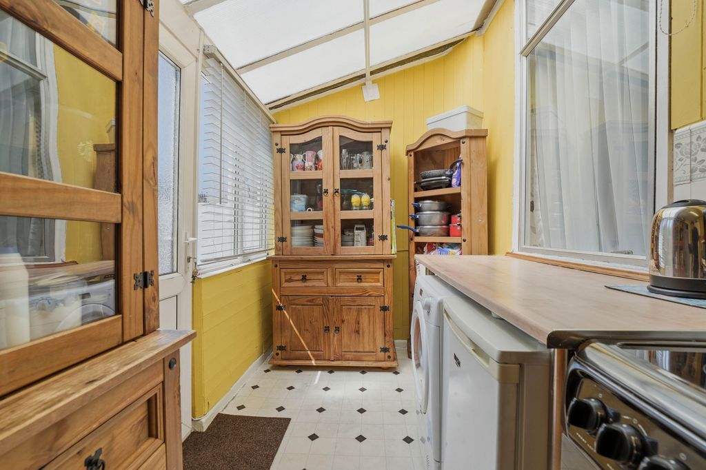 Property photo 3 of 28