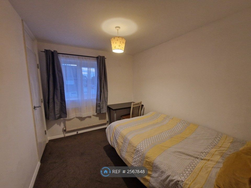 Property photo 3 of 17 Room 6
