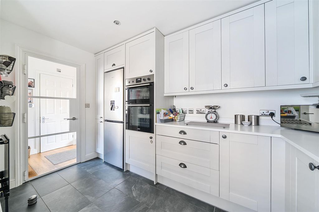 Property photo 3 of 17 Kitchen