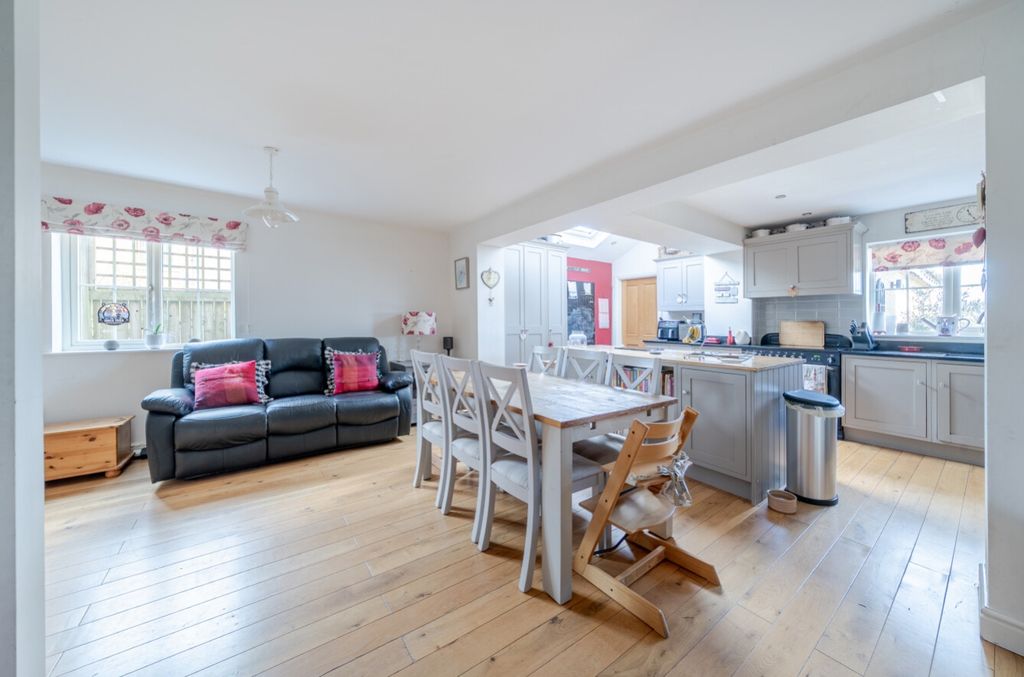 Property photo 3 of 23 1438515-12-69ce55Dac47E3