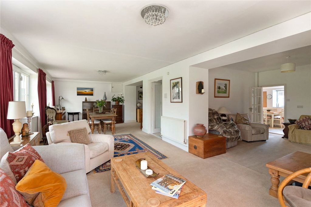 Property photo 2 of 18 Sitting Room