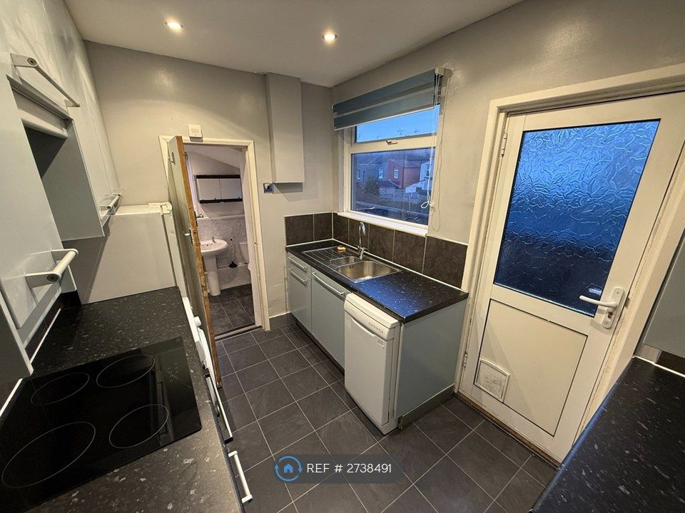 Property photo 3 of 9 Kitchen