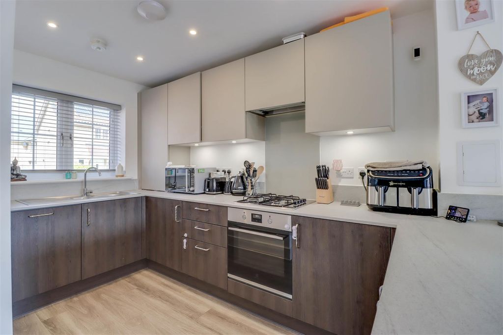 Property photo 2 of 15 85 Andrewes Way Rayleigh-12.Jpg